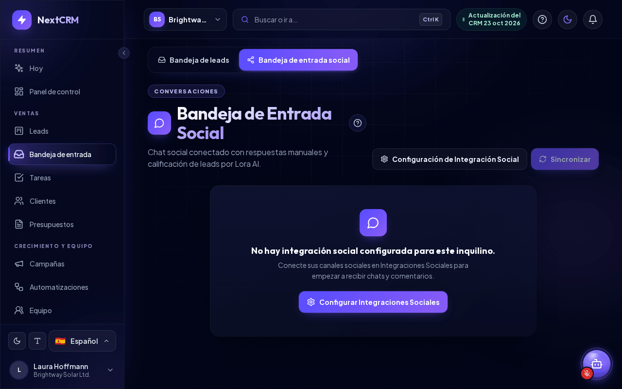 Bandeja de entrada social con lista de conversaciones, chat y panel de contacto