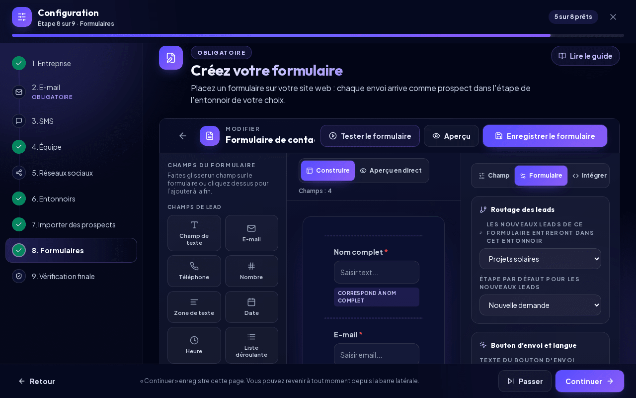 L'éditeur de formulaires avec la palette de champs, le canevas et les paramètres du champ