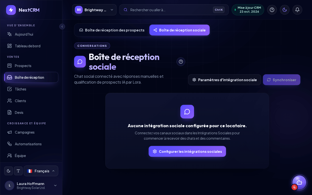 La Boîte de réception sociale avec la liste des conversations, le chat et le panneau de contact