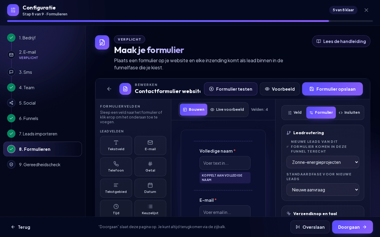 De formuliereditor met het veldenpalet, het canvas en de veldinstellingen